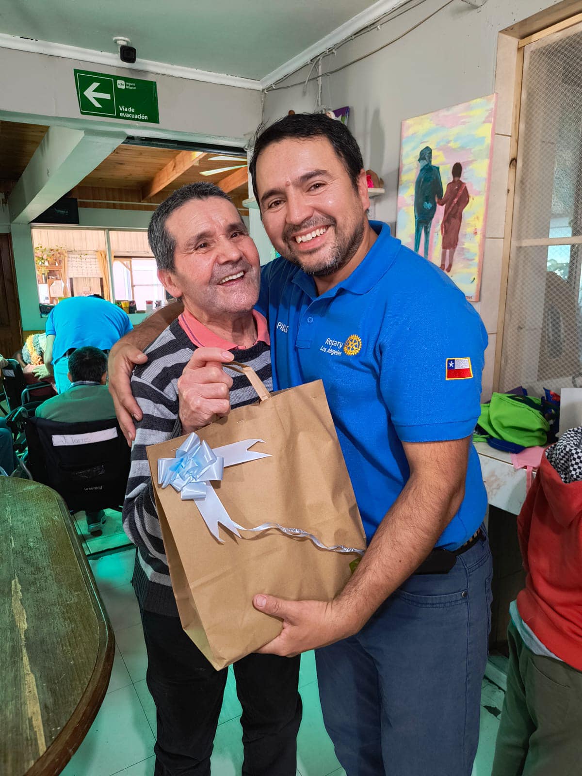 Entrega de regalos en el Hogar de Adultos Mayores de Huepil